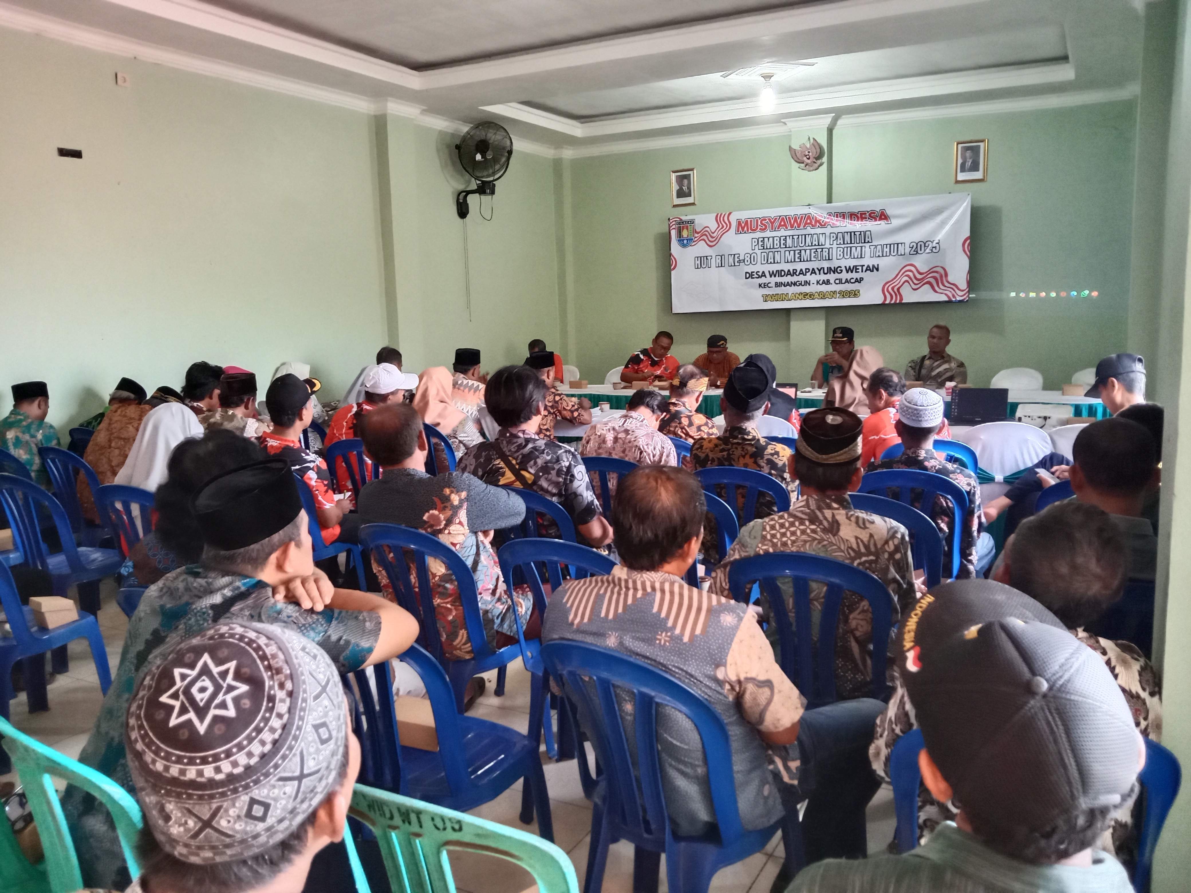 Musyawarah Desa Widarapayung Wetan tentang pembentukan Panitia Memetri Bumi dan Hari Ulang Tahun Kemerdekaan Republik Indonesia Ke 80