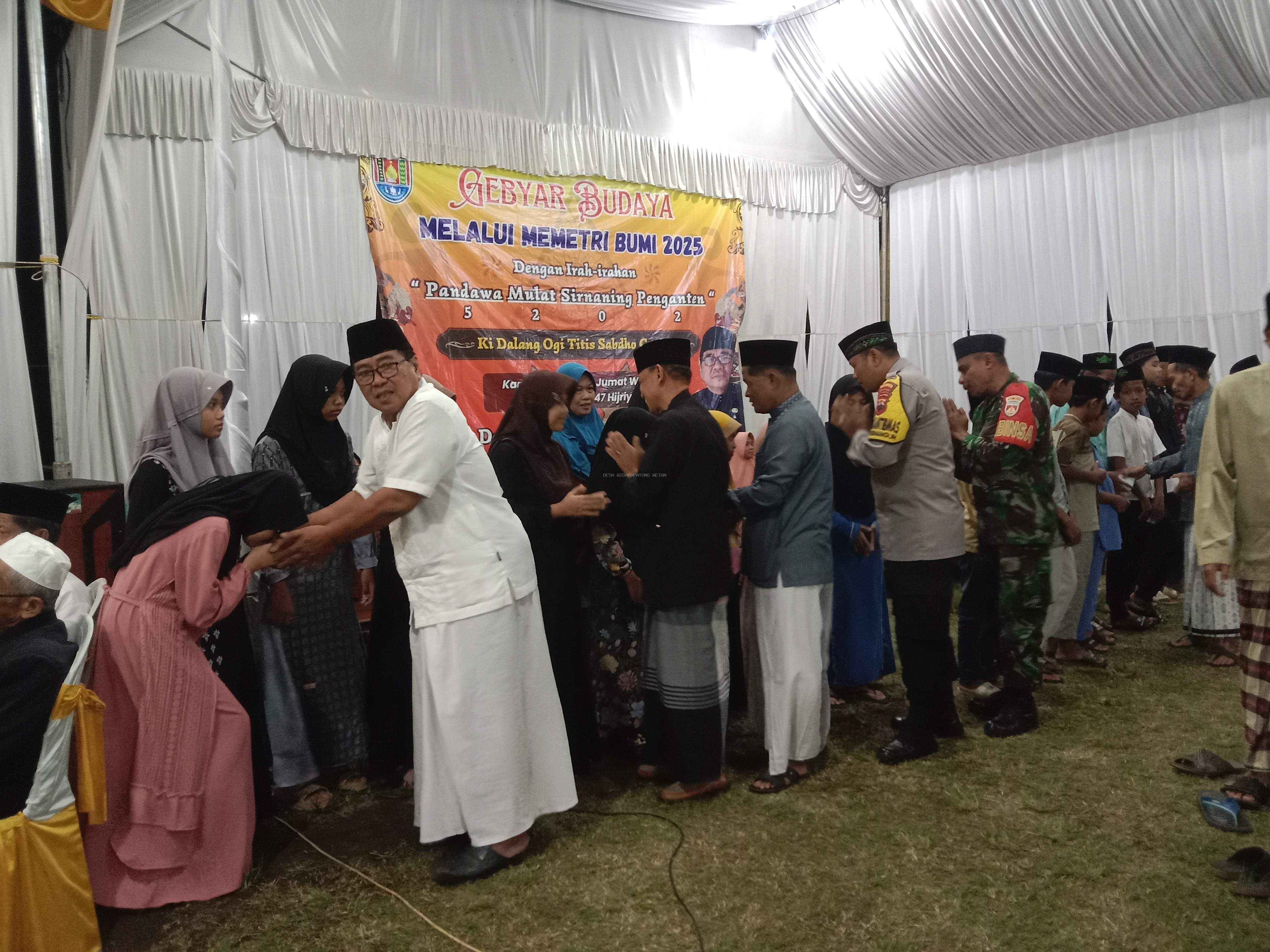 Santunan Anak Yatim Warnai Tradisi Memetri Bumi 2025 di Desa Widarapayung Wetan