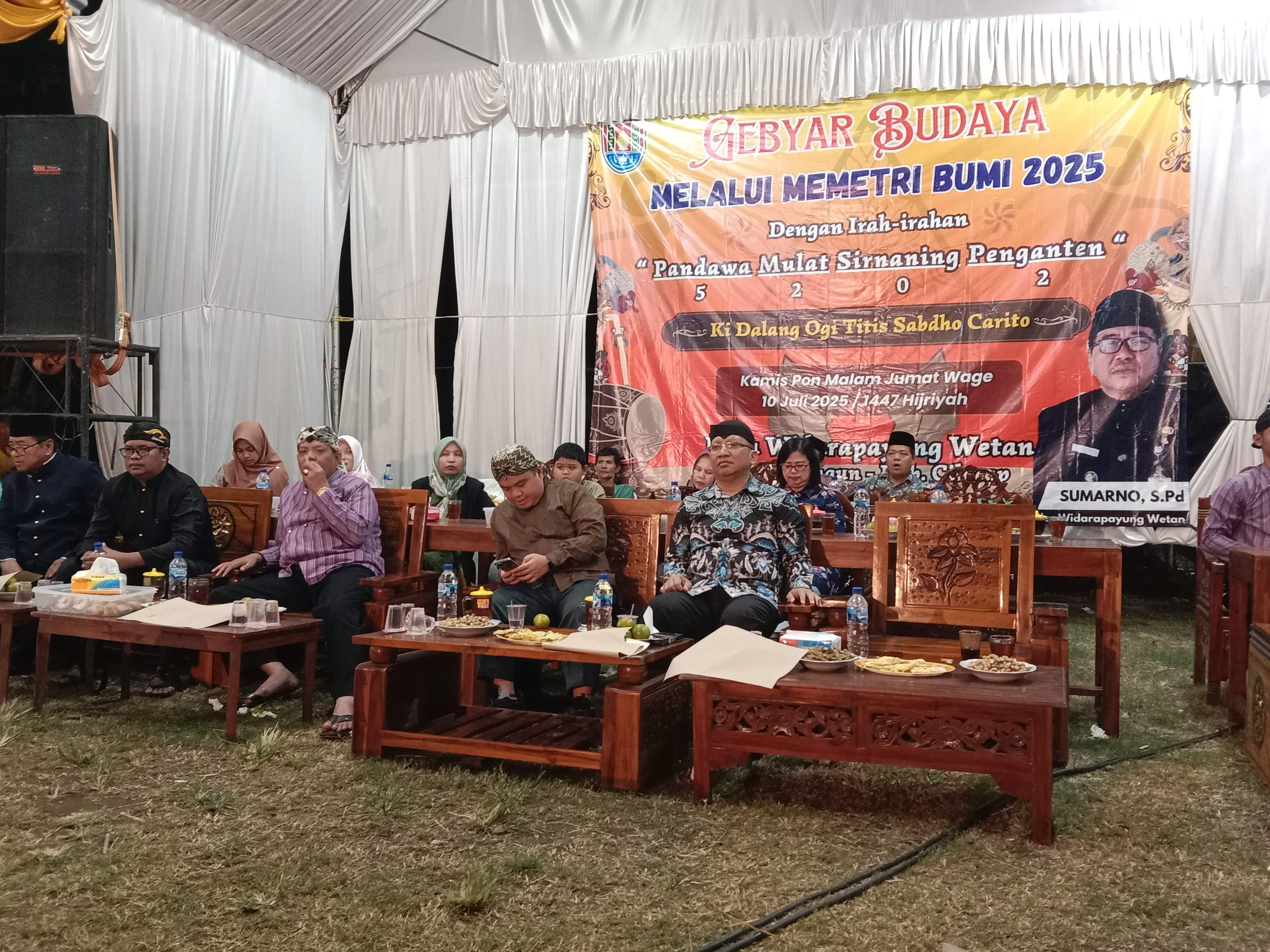 Pagelaran Wayang Kulit Meriahkan Memetri Bumi 2025 di Desa Widarapayung Wetan